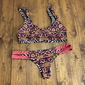 Billabong reversible bikini. Reposhing, unfortunately a bit too small for me.
